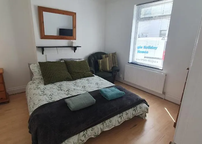 Roomy Dog Friendly Gosport Town House Sleeps 6