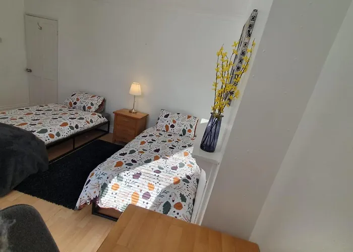 Roomy Dog Friendly Gosport Town House Sleeps 6
