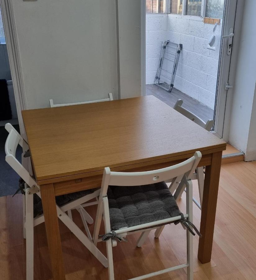 Roomy Dog Friendly Town House Sleeps 6 *