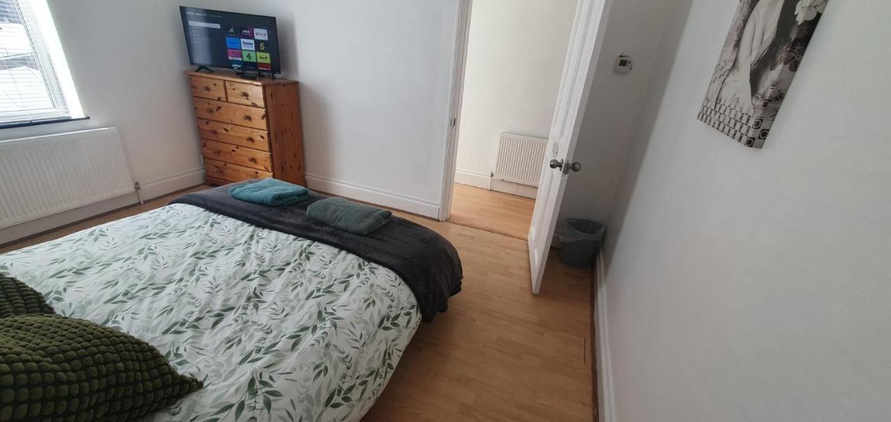Roomy Dog Friendly Town House Sleeps 6 * Gosport