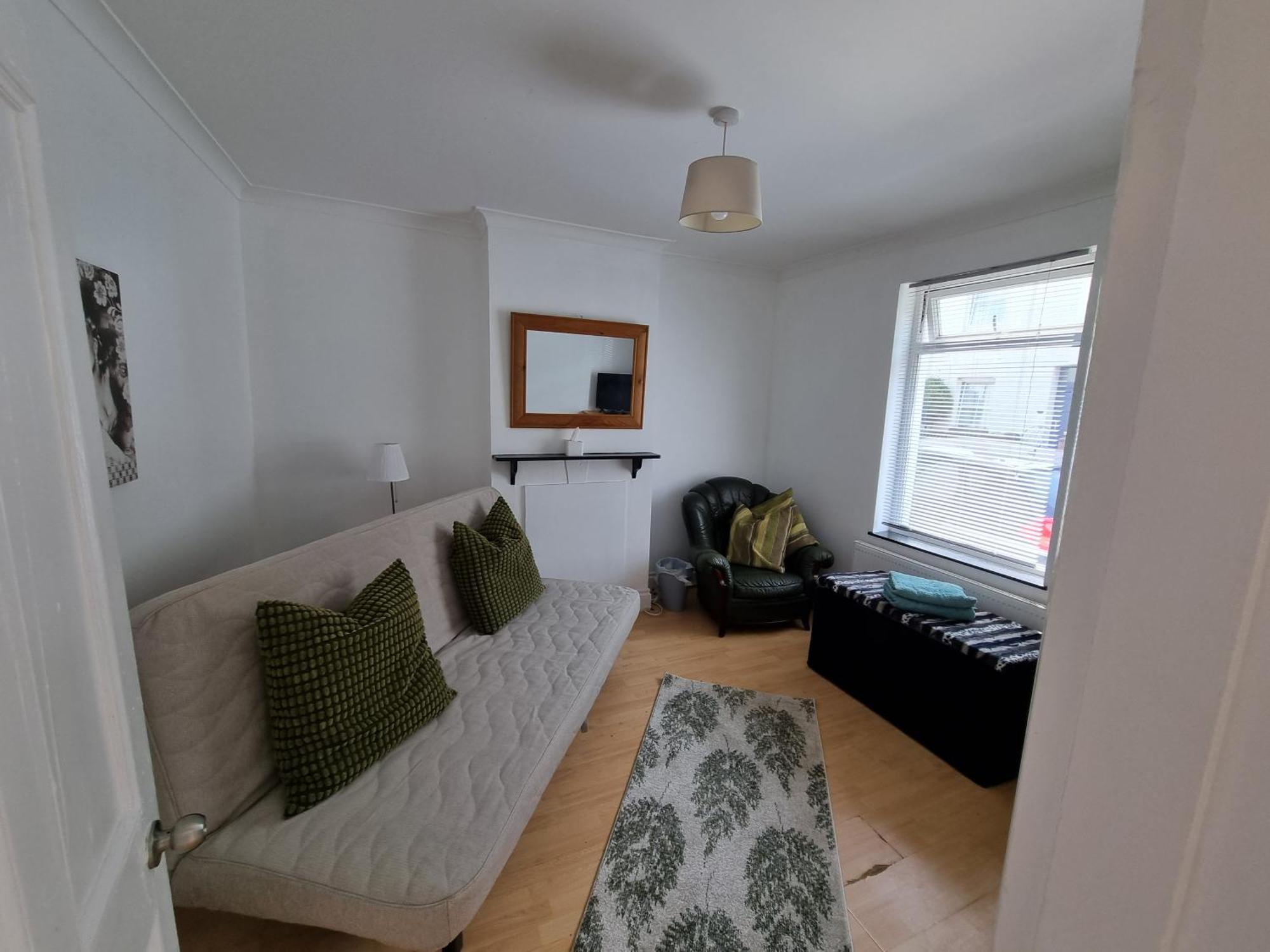 Roomy Dog Friendly Town House Sleeps 6 *